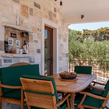 ヴィラ Unique In Olive Field With Salted Swimming Pool-villa Frida
