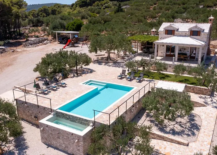 Unique In Olive Field With Salted Swimming Pool-villa Frida 빌라 *